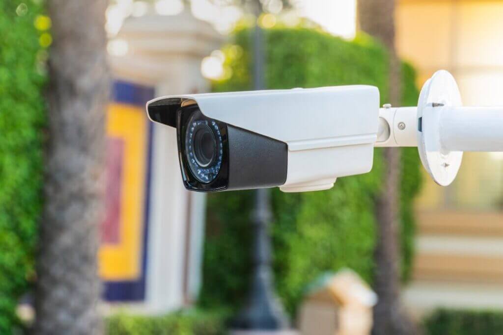 Камера видеонаблюдения на улице
